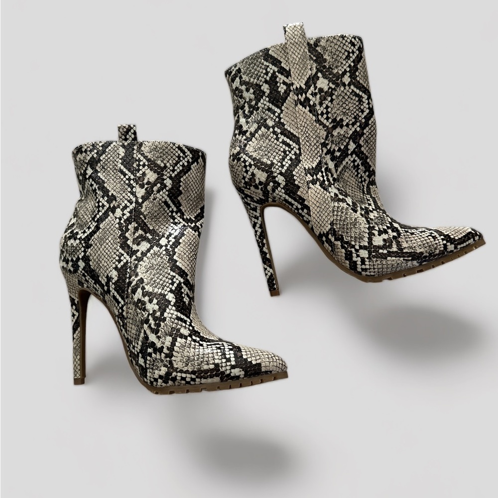 Shoedazzle snakeskin ankle booties size US 6.5